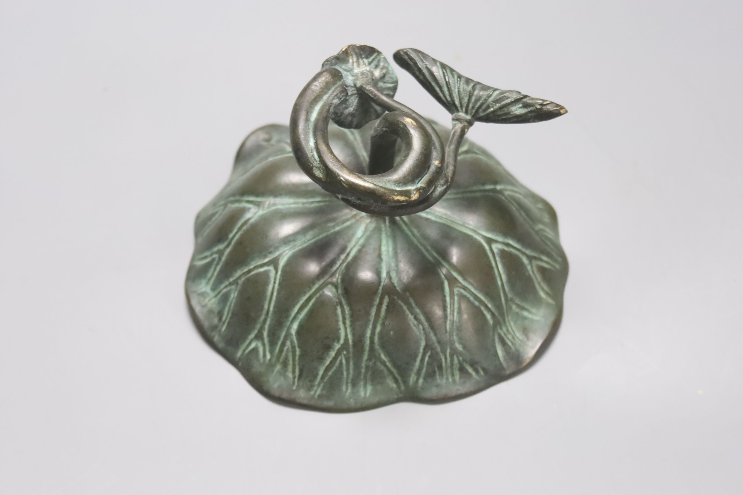 A cast bronze frog on lily pad pedestal bowl, diameter 13cm